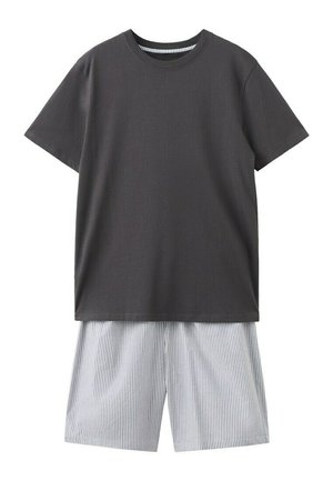 Tmavosivé tričko s krátkymi rukávmi v kombinácii s bielymi a svetlosivými šortkami s vertikálnymi pruhmi, rozložené na bielom pozadí.
