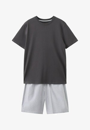 Tamnosiva majica kratkih rukava uparena s bijelim i svijetlosivim kratkim hlačama s okomitim prugama, položena ravno na bijeloj pozadini.