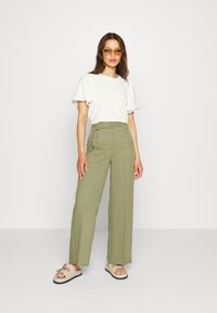 VILA Petite VIWILDA MAE DETAIL WIDE PANTS - Calças - four leaf clover