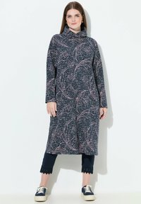 Námořnické šaty s růžovými listovými vzory, s vysokým límcem, dlouhými rukávy a délkou ke kotníkům. Kombinované s námořnickými zkrácenými kalhotami a teniskami.