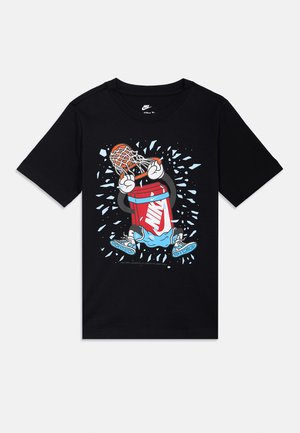 Melns kokvilnas T-krekls ar krāsainu grafiku, kurā attēlots dzēriena trauks ar basketbola bumbu, šķidrumu šļakām un sporta apaviem. Dizainā iekļauti multfilmu elementi.