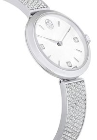 Srebrny zegarek na rękę z okrągłą tarczą, białą cyferblatą, srebrnymi wskaźnikami godzin oraz paskiem ozdobionym małymi kryształkami dla dodatkowego blasku.