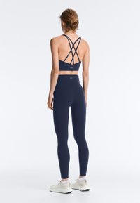 OYSHO STRAPPY BACK   - Sutien sport cu susținere medie - metallic blue
