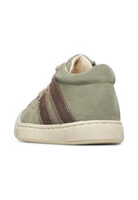 Sneaker verde in camoscio con strisce marroni e suola in gomma beige, mostrato dal lato posteriore destro su sfondo bianco.