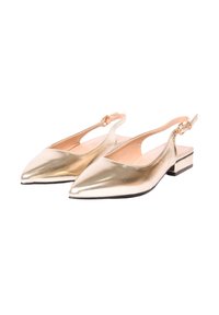 Flat slingback in oro metallizzato con punta appuntita, dettagli laterali a taglio e tacco basso a blocco. Texture liscia con finitura lucida.