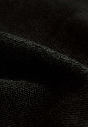 Zwart breiwerk met een zachte, gestructureerde oppervlakte, die ingeweven draden in een vloeiende, soepel patroon toont. Subtiele glans.