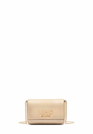 Bolso bandolera beige de cuero con correa de cadena dorada y logotipo dorado "LIU·JO MILANO" en la solapa frontal.