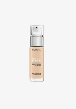 L'Oréal True Match foundation i en gennemsigtig glasflaske med en sølvfarvet pumpe; lys beige væske synlig indeni.