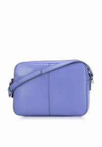 Borsa a tracolla viola in pelle con forma rettangolare, texture liscia, tracolla regolabile e design minimalista con cuciture sottili.