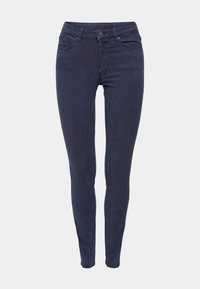 Jean slim bleu marine avec fermeture par bouton et zip à l’avant, style cinq poches et passants de ceinture sur fond clair.