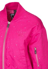 Fuchsia bomberjack met een ribgebreide kraag, voorzien van zilveren studs en een geborduurd logo; inclusief ritszakken aan de zijkant en een hoofdrits.