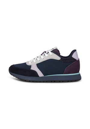 Baskets de sport bleu marine et violet avec un mélange de tissu et de daim, lacées en blanc, et avec un talon texturé. Semelle épaisse avec un accent menthe.