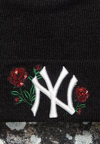 Berretto lavorato a maglia nero con logo "NY" bianco, decorato con rose di sequins rossi e foglie verdi sul lato sinistro.