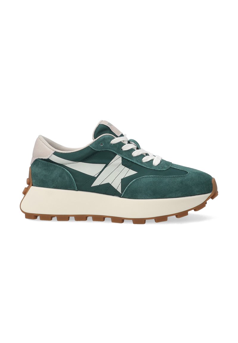 Grüner Wildleder-Sneaker mit weißen Akzenten, Schnürverschluss und einer dicken, strukturierten Sohle. Verfügt über ein markantes Stern-Logo an der Seite.