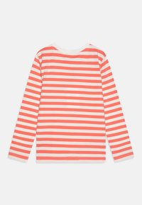 Langarm-T-Shirt mit korallenfarbenen und cremefarbenen horizontalen Streifen, einem runden Halsausschnitt und weichem Stoff mit glatter Textur.