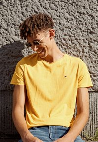 Tommy Jeans SLIM JASPE CREW NECK - T-shirt básica - prairie yellow
