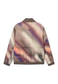 Pufová bunda s prešívaným dizajnom, s gradientovou farebnou schémou broskyne, béžovej a modrej, s jemnou, hladkou textúrou.