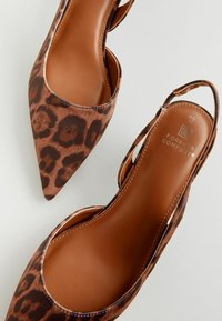Balerini cu puncte de leopard, vârful ascuțit, în nuanțe de marron și negru, textură netedă, laturi expuse și interior bej. Branding pentru confortul antepiciorului vizibil.