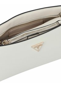 Borsa sintetica bianca con una texture liscia, accenti neri, scomparti con zip e un logo triangolare dorato. L'interno presenta una fodera beige.