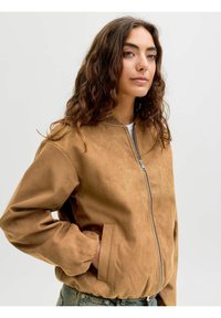 Braune Wildleder-Bomberjacke mit einem Reißverschluss vorne, Seitentaschen und elastischen Bündchen. Weicher Stoff mit lockerer Passform und minimalistischem Design.