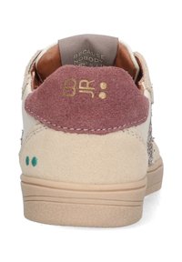 Multikleuren sneaker met een licht tan lichaam, bordeauxrode suede accenten, gestructureerde zilveren details en een beige rubberen zool.