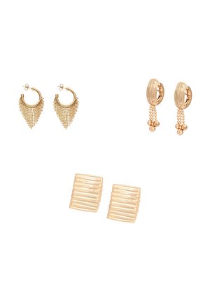 Három pár aranyszínű fülbevaló: bojtos karika, gyöngyökkel díszített gravírozott karika és texturált négyzet alakú bedugós fülbevaló fehér háttéren.