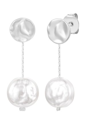 Sølv ørestikkere med en kort, tynd kæde, der forbinder til store, uregelmæssigt formede hvide perler, der hænger under hver ørestik.