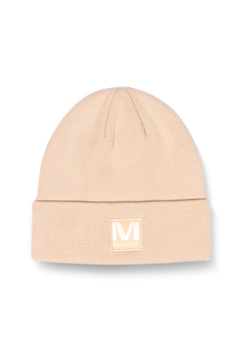 Beanie in maglione beige con risvolto, caratterizzato da una patch quadrata con la lettera "M" e il nome del marchio "MERRELL" in colori chiari.