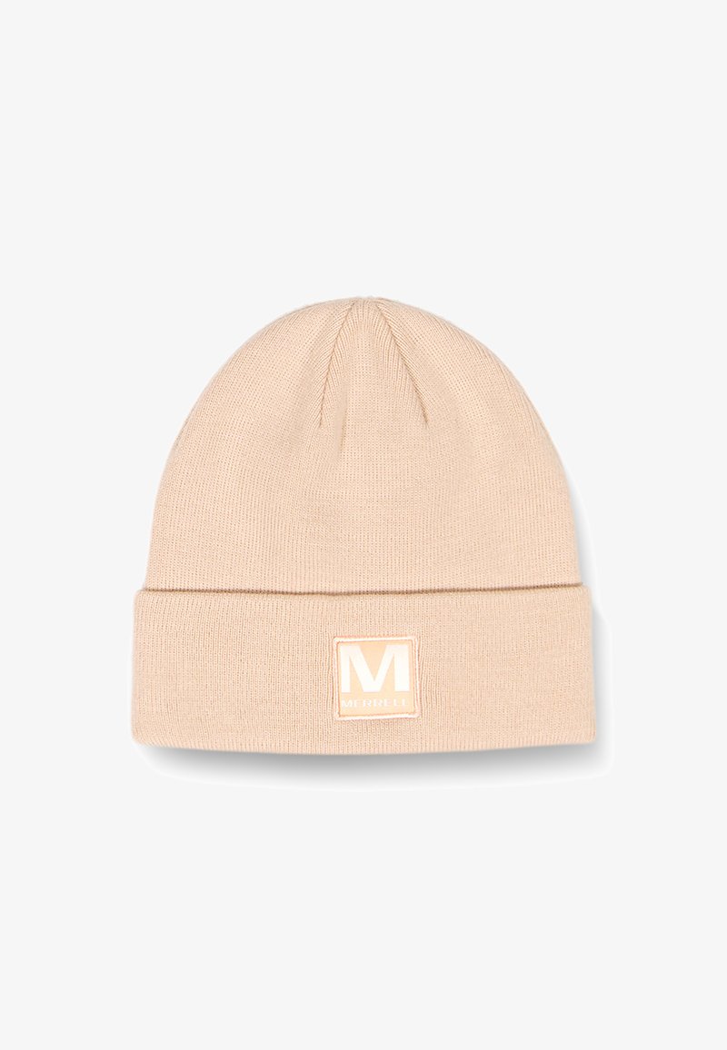 Beanie in maglione beige con risvolto, caratterizzato da una patch quadrata con la lettera "M" e il nome del marchio "MERRELL" in colori chiari.