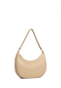 Borsa a spalla in pelle beige con forma a mezzaluna, tracolla regolabile e sottili dettagli in metallo dorato. Texture liscia, design minimalista.