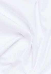 Tessuto di cotone bianco, texture liscia, leggermente stropicciato, con un aspetto morbido e leggero, ideale per diverse applicazioni di abbigliamento.