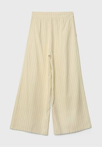 Krémové široké kalhoty s vertikálními proužky, se štíhlým pasem a hladkou strukturou, vyrobené z měkké látky.