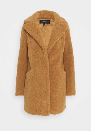 Manteau teddy marron avec manches longues, col à large revers, poches latérales et tissu à texture douce.