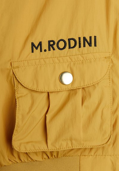 Rumena najlon jakna z vezenim logotipom "M. RODINI," žepom s poklopcem na gumb in elastičnim pasom za prilegajoč videz.
