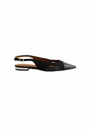 Musta slingback-kenkä, jossa on terävä kärki, leikattu yksityiskohta ja pieni korko. Valmistettu mokasta ja nahasta.