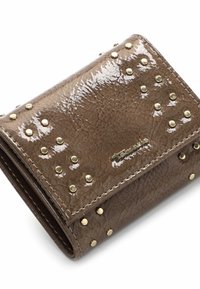 Bruine portemonnee van lakleer met gouden studs en stikdetails. Heeft een gestructureerd oppervlak en een logo aan de voorkant.