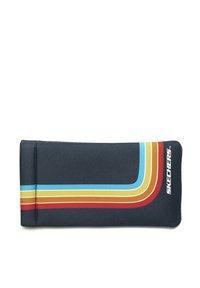 La cartera Skechers en tejido de color azul marino oscuro presenta atrevidas rayas retro en rojo, naranja, amarillo y azul, con un logo impreso en blanco.