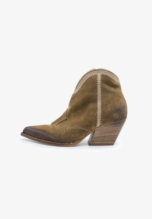 Stivale da cowboy in camoscio verde oliva, con punta appuntita, cuciture sottili e tacco impilato in legno con finitura testurizzata.