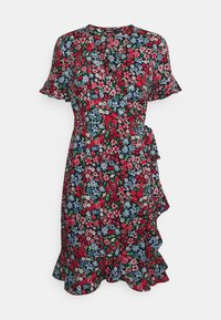 Vestido envolvente floral com uma base preta adornada com flores vermelhas, azuis e brancas. Mangas curtas com babados e detalhe de bainha rodada. Tecido leve.