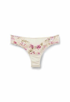 Beige stringondergoed met roze bloemenkant langs de tailleband en het voorpaneel, plat gelegd op een witte achtergrond.