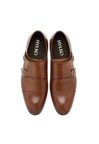 Pantofi din piele maro cu două catarame, textură netedă, vârf rotund și toc ușor înălțat. Numele brandului "RYŁKO" vizibil în interior.