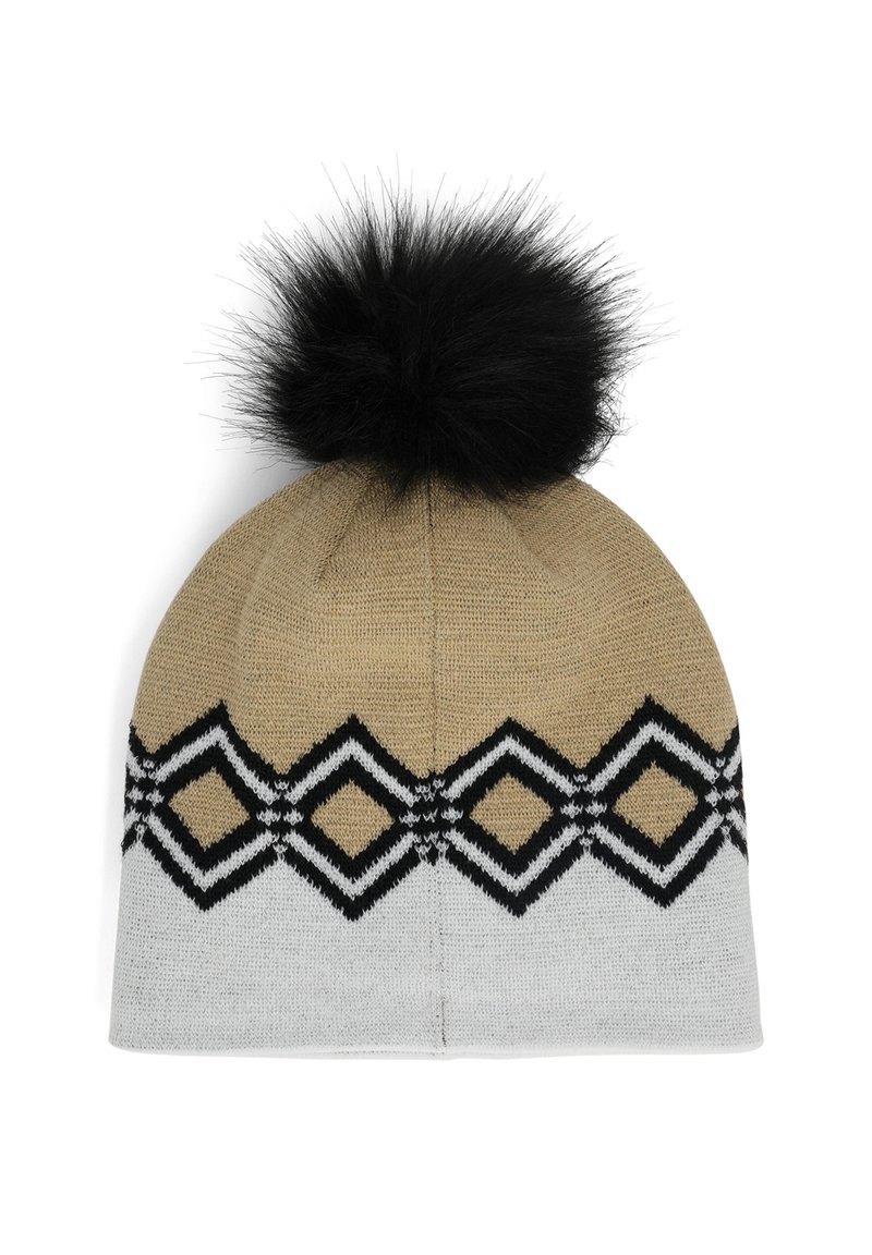 Gehaakte beanie in beige en grijs met een zwarte pompon; heeft een geometrisch zwart-wit ruitpatroon rondom de band.