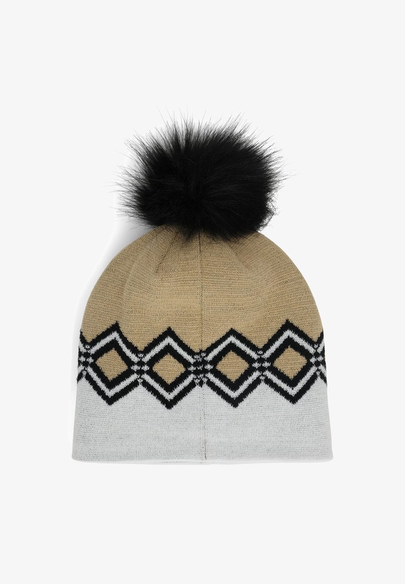 Gehaakte beanie in beige en grijs met een zwarte pompon; heeft een geometrisch zwart-wit ruitpatroon rondom de band.
