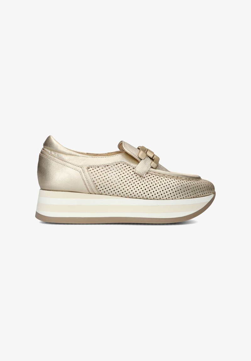 Gouden geperforeerde leren sneaker met een ronde neus, platte platformzool en een decoratieve gesp op de band. Witte en beige streepaccenten.
