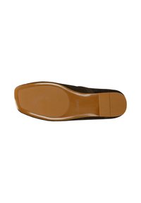 Černá semišová podrážka s hladkým, tan gumovým základem. Má minimální vzorek a elegantní, zaoblený tvar.