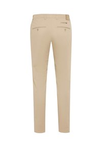 Pantalones ajustados beige con trabillas para cinturón, dos bolsillos traseros con botones y un pequeño bolsillo con cremallera en el lado derecho.