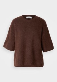 Pull marron tricoté à manches courtes, col rond et coupe ample. Texture douce avec un léger éclat, affichant des coutures minimales.