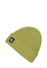Olijfgroene gebreide beanie met een opgevouwen manchet en een zwart logo patch, met een geribbelde textuur en een afgeronde bovenkant.