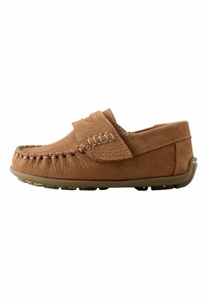 Brauner Leder-Schlupfschuh mit strukturierter Oberfläche, gesteppten Akzenten und Gummisohle. Verfügt über einen sicheren Riemen für einfaches An- und Ausziehen.