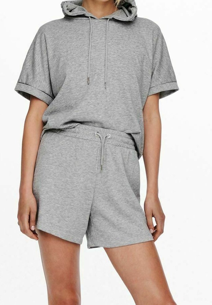 Grå huvtröja med korta ärmar och dragsnören, ihop med matchande grå shorts med elastiskt midjeband och sidofickor.